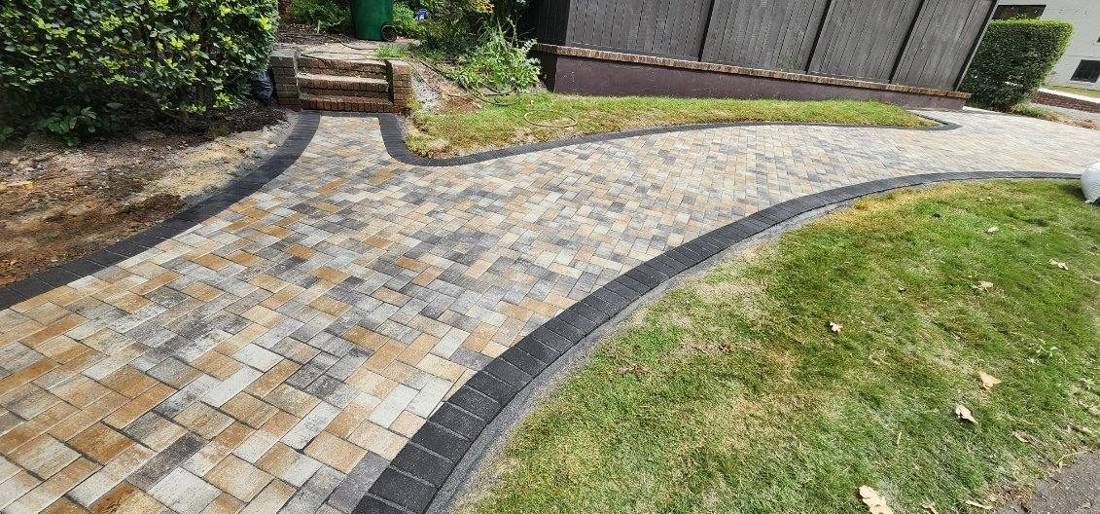 Paver apron curving into the driveway
